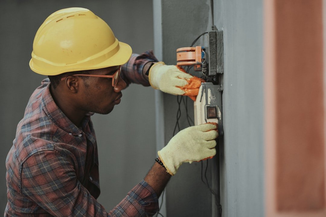 Profissional preparado para realizar serviço elétrico
