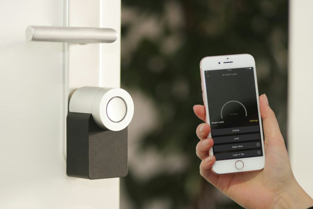 Fechadura inteligente instalada em uma porta, com controle por celular